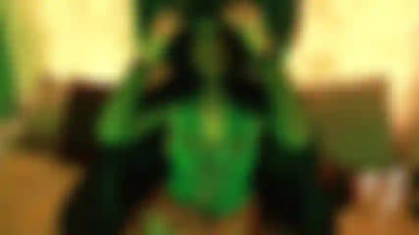 Ihre ortsansässige rothaarige gärtnerin sucht eine neue dienerin – sind sie würdig? Beweise es ihr, indem du ihrer lust und laune folgst...