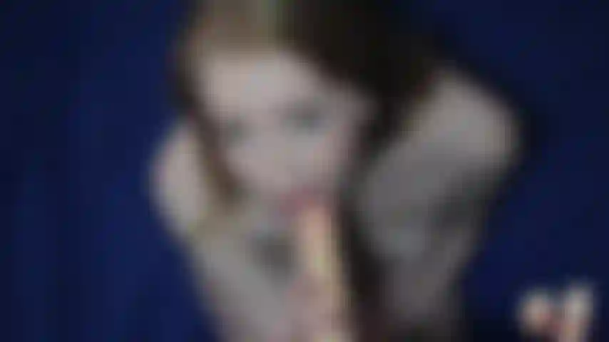 Sonia harcourt ist eine ungezogene rothaarige, die es liebt, schwänze zu lutschen. Heute wird sie ihre charakteristischen blowjob-bewegungen auf einem realistischen dildo simulieren, pov gefilmt, damit sie sich ihren schwanz in ihrem mund vorstellen können ...