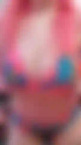 Ein pornostar, der seine riesigen titten schüttelt