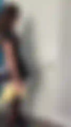 Das herr-und-magd-szenario. Die dich neckt, meine muschi und meine brüste zur schau stellt, während ich dein haus putze und ein knappes französisches dienstmädchenkleid mit strümpfen und absätzen trage.