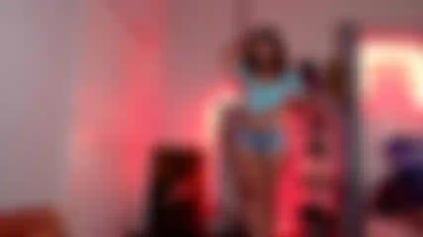 Esse meine muschi, während ich meinen arsch mit öl einreibe (meine brüste, meine muschi und meinen arsch mit öl bedecke).