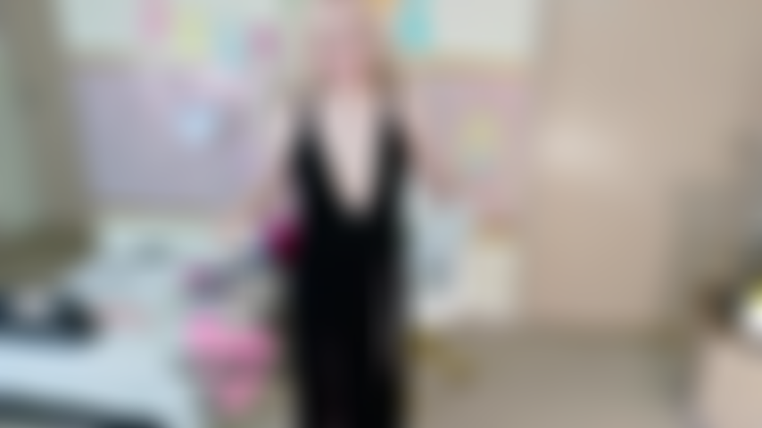 Eine sexy angeberin im schwarzen kleid – sophia sinclaire neckt dich und zieht sich dann aus – 4k mp4.