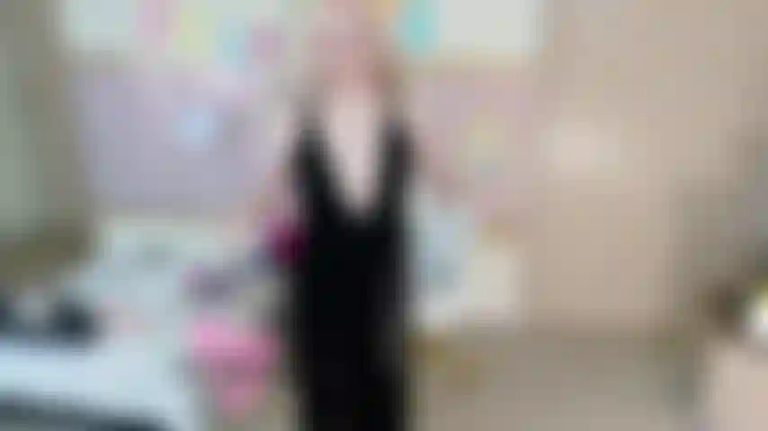 Eine sexy angeberin im schwarzen kleid – sophia sinclaire neckt dich und zieht sich dann aus – 4k mp4.