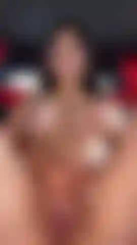 Ein mädchen, das ihre feuchte muschi in ihrem neuen auto fickt.