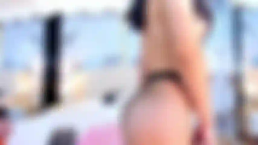 Meine heißen finger machen meine muschi für dich nass.