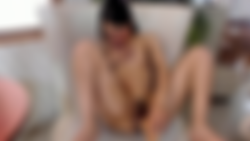 Eine heiße latina, die ihre muschi tief fickt.