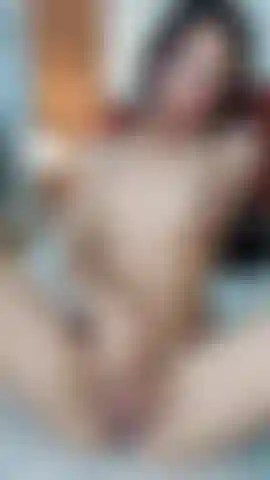 Ein dünnes mädchen masturbiert fest mit ihren fingern.