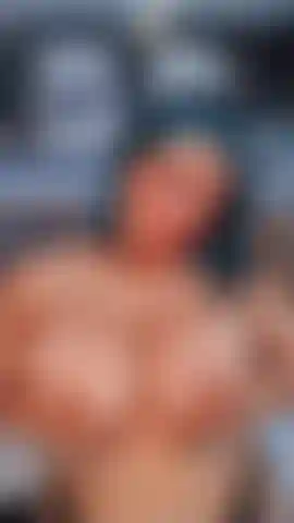 Willst du an meinen nippeln saugen? Ich lade dich ein, es zu genießenððð.