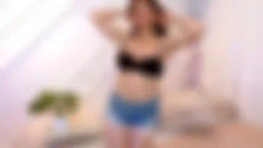 Sinnlicher strip und masturbation mit gespreizten beinen im bett.