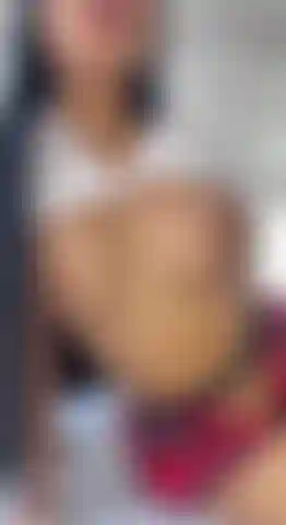 Dieses süße schulmädchen liebt es, ungezogen zu sein. Sie zieht ihre strumpfhose aus, um ihnen zu zeigen, was zwischen ihren beinen ist, eine saftige und enge rosa muschi …