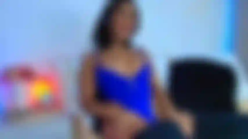 Die dich neckt, mich auszieht, mit meinen titten spielt und auf sie spuckt und mich sehr heiß macht, bis du es schaffst, dass ich auf dir reite und ein bisschen mit meinem arsch spiele, sodass du ganz hart wirst und für mich kommst.