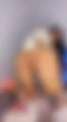 Und spiele mit meiner muschi, bevor ich den film anschaue.