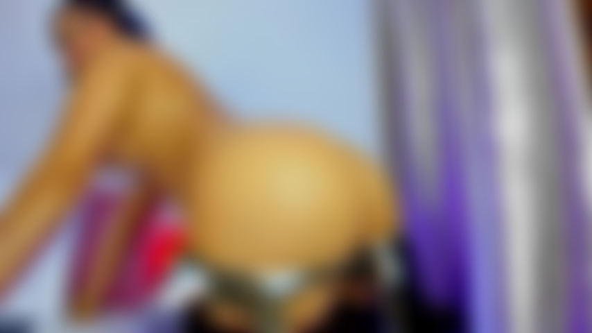 Die ihren köstlichen nackten hintern schüttelt und sich beim tanzen ein paar klapse gibt.