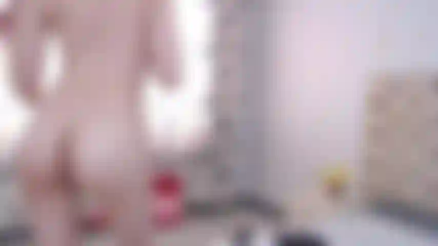 Ein mädchen, das völlig nackt tanzt und ihren ganzen natürlichen körper zeigt.