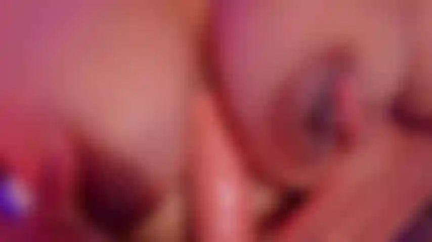 Spiele mit deinem schwanz zwischen meinen brüsten.