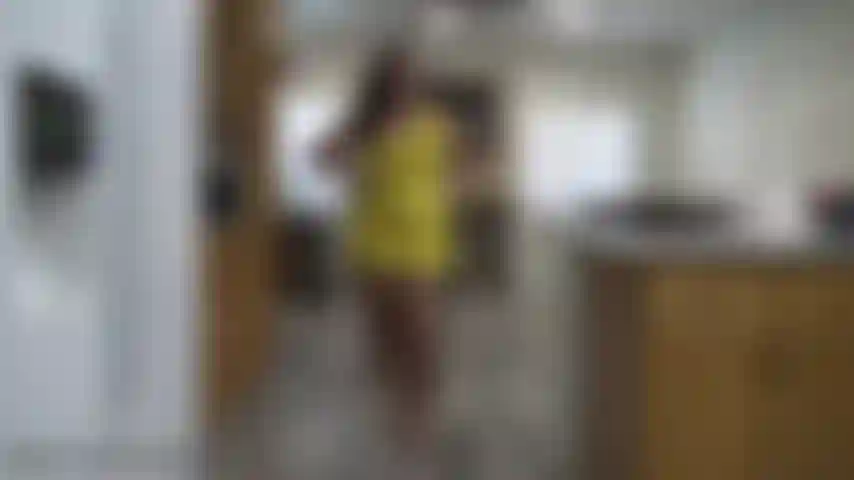 Streichle zu meiner schritt-beobachte, wie ich in meinem engen kleinen gelben kleid gehe und dann nur in meinem weißen gstring mit niedriger leibhöhe. Ein schritt zwei schritte = auf und ab auf deinem schwanz. Warte mit dem abspritzen, bis ich dir einen countdown gebe!