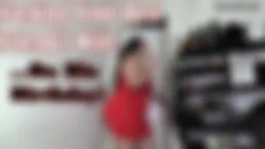 Ficke die frau deines besten freundes ... An seinem geburtstag. Die party soll in vielleicht 15 minuten losgehen, als mir klar wird, dass ich die geschenke für meinen mann noch nicht eingepackt habe. Gehe in mein zimmer. Du bist schon da und wichst mit meinem höschen! Wie konntest du mike, deinem besten freund, das antun?! Ich wusste, dass es komisch war, als du uns beim aufbau der party helfen wolltest. Du hilfst nie anderen außer dir selbst. Derrick, und nimmst dir das höschen der frau deines besten freundes, während du eigentlich seinen geburtstag feiern solltest! Du bist so böse ... Und muss einfach hinsehen, wie gut dein schwanz aussieht, wenn mein höschen darum gewickelt ist. Lass mich dir zeigen, was ich kann, was mein höschen nicht kann. Ziehe mich aus und gehe auf die knie. Ich weiß, dass das falsch ist, aber ich habe insgeheim auch davon geträumt, dich zu ficken, derrick. Dein schwanz schmeckt sogar besser als mikes! Ich frage mich, ob er sich in mir auch besser anfühlt, lass mich einfach ein bisschen darauf sitzen. Oh gott, es fühlt sich unglaublich in mir an! Ich werde verrückt nach deinem schwanz, während ich schmutzig rede und ihm sage, wie falsch das ist und doch wie gut es sich anfühlt. Mein mund klingt vielleicht hin- und hergerissen, aber mein körper zögert ganz sicher nicht, diesen schwanz so sehr zu genießen, wie ich kann! Lass mich umdrehen, ich weiß, du willst sehen, wie dieser arsch auf dir hüpft, derrick. Ich lasse dich sogar in mir kommen, ich lasse mike nie in mir kommen. Bei dir kann ich einfach nicht anders! ( Benutzerdefinierter clip, rollenspiel mit fremdgehen, rollenspiel-cheat, dirty talk, fantasie, figurbetontes kleid, enges kleid, striptease, pferdeschwanz, haare hochgesteckt, brünett, braune augen, lange haare, leichtes make-up, kleid mit reißverschluss, rotes kleid, kurvig, bbw, pawg, whooty, fett, mollig, großes mädchen, knackarsch, dicker arsch, riesige pobacken, arschwackeln, großer hintern, blowjob mit dem gesicht nach unten und arsch nach oben, blowjob-teaser, blowjob, cowgirl, reverse cowgirl, reiten, dildoreiten, pov-ritt, große titten, große brüste, wackeln, hüpfende brüste, enge titten, enges gesicht, pussy-spiele, weißer dildo, 18 cm schwanz, 135 cm arsch, 112 cm titten, 96 cm brüste, 84 cm oberschenkel, dicke oberschenkel, pussy zum mund, abspritzer-ermutigung, betteln um abspritzen, betteln um creampie, orgasmus, abspritzen auf schwanz, storyline-porno, solofrau, Spankdani, nackt, nacktheit, explizit).