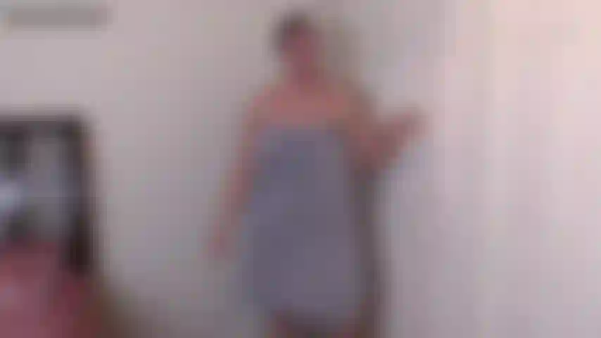 Meine stieftante wurde ausgesperrt: du hast versucht, deine stieftante heimlich auszuspionieren, wurdest aber sofort erwischt. Ich bin stinksauer, dass du so etwas erbärmliches versuchst. Ich meine, wir sind nicht nur verwandt, sondern du bist auch so ein perverser kleiner streber, dass du nie einen so tollen körper wie meinen zu gesicht bekommen wirst. Ich mache dich pausenlos klein, bis es an der tür klopft. Das muss mein paket sein. Ich hole es, und wenn ich zurückkomme, bist du besser weg und bleibst den rest des tages weg. Ich gehe zur tür, um nachzusehen, aber niemand ist da. Ich sehe kein paket und will gerade die tür schließen, als du mein handtuch wegziehst und mich hinausstößt. Du schließt schnell die tür ab, bevor ich zurückkommen kann, und lässt mich völlig nackt im flur zurück! Ich fange an auszuflippen, aber zum glück ist niemand da, der mich sieht. Ich versuche verzweifelt, die tür aufzubrechen und klopfe immer wieder. Ich versuche alles, damit sie mich hereinlassen – schreie sie an, entschuldige mich für das, was ich vorhin gesagt habe, versuche, es mit einem lachen abzutun und als wäre es ein vorbeier witz, aber nichts bringt sie dazu, die tür zu öffnen. Ich rüttele weiter an der klinke, klopfe und schaue mich um, um sicherzugehen, dass niemand da ist. Ich weiß nicht, was ich tun soll, aber dann sehe ich jemanden den flur entlangkommen. Ich flippe aus, versuche aber, mich ruhig umzudrehen und mich so gut wie möglich zu schützen. Ich bitte sie um hilfe, aber sie sagen kein wort. In diesem moment bemerke ich, dass sie mich aufnehmen. Oh nein! Ich kichere nervös und drehe mich wieder um, um mit aller kraft zu versuchen, die tür erneut zu öffnen. Ich flehe dich an, mich reinzulassen. Wirst du endlich nachgeben und deine arme, verlegene stieftante reinlassen? ( Benutzerdefinierter clip, rollenspiel, tabu, zickige frau, enf, verlegene nackte frau, kurvig, groß, dick, fett, mollig, bbw, tattoos, ganz natürlich, haare hochgesteckt, einzelner dutt, kein make-up, lackierte nägel, handtuch abgezogen, ausgesperrt, pervers, spionierend, wackelnd, bebend, jungfrau in nöten, tat, bettelnd, knackpo, riesiger arsch, dicke pobacken, bauchspeck, speckrollen, große titten, 97 cm titten, 135 cm arsch, 84 cm oberschenkel, dicke oberschenkel, gestresst, wutanfall, handyansicht, ansicht von den oberschenkeln zum kopf, hintern in nahaufnahme, wackelnder arsch, klopfend, wackelnde türklinke, mehrere ansichten, brünett, braune augen, Spankdani).