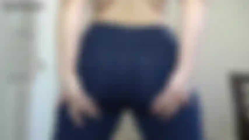 Streichle über meine eingeölten zusammengepressten wangen – ich überrasche dich, indem ich meine engste jeans trage, dann einen tanga ausziehe und dann nackt bin, um meinen riesigen arsch einzuölen. Necke deinen schwanz, bis ich dir sage, dass du abspritzen sollst!