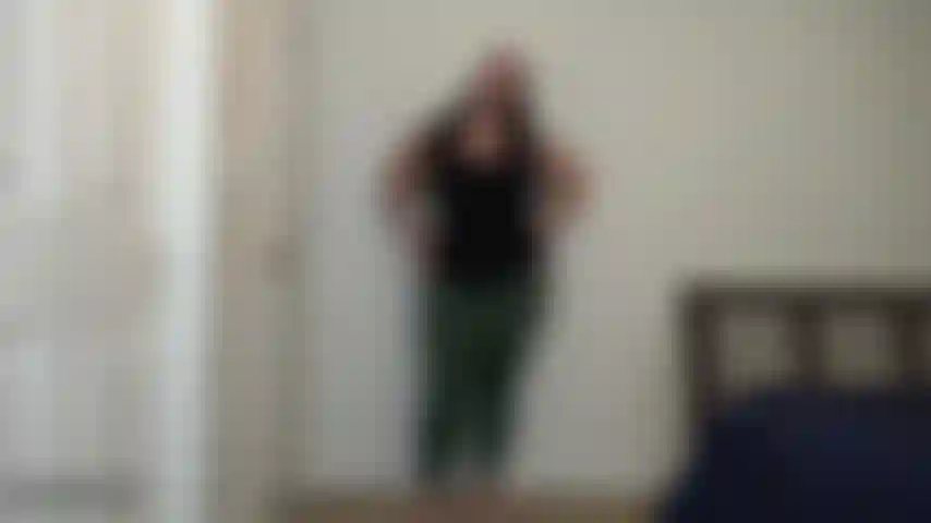 Eine besondere show für meinen treuen fan- oh anthony, ich will dich mit meinen kurven necken. Die tanzt, während ich mich ausziehe. Ich weiß, dass du meinen arsch am meisten liebst, und deshalb bringe ich ihn ganz nah heran, als ich dir sage, dass du anfangen sollst, mich zu streicheln. Ich entblöße langsam meine wangen für dich.