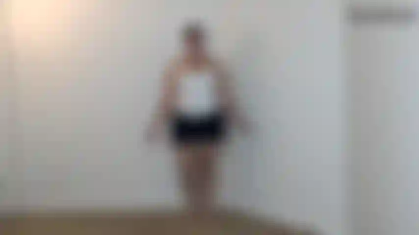 Enge kleidung, striptease, großer arsch, joi – hol deinen schwanz raus, darryl, und folge meiner hand, die gegen meinen arsch schlägt. Ich gebe dir jedes mal eine pause, wenn ich ein kleidungsstück ausziehe. Kannst du es bis zum countdown schaffen oder werden meine kurven zu viel für dich sein?