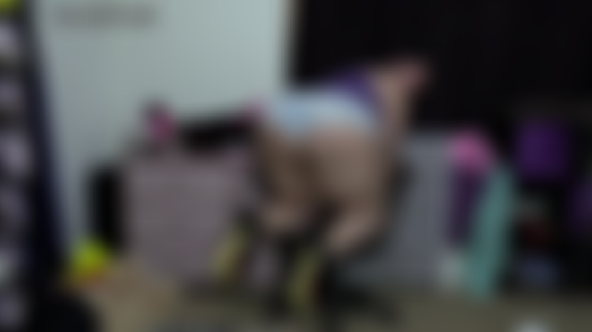 Dicker arsch, kleine shorts: stuhlwackel-joi – gebückt auf einem stuhl in jeansshorts und high heels, zittere ich für dich. Necke dich mit meinem großen, wackelnden arsch und animiere dich zum streicheln. Eine perverse wie du kann nicht anders, als mich mit deinem dicken schwanz zu berühren.