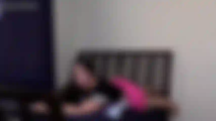 Strecke mich und zeige meinen bauchnabel – ich muss mich strecken, um mich besser zu fühlen, ich strecke meine arme nach oben und fühle mich sofort gut. Ich liebe es, wie mein bauchnabel dabei freigelegt wird. Ich reize meinen bauchnabel und strecke mich auf verschiedene weise, damit sie es sehen können. Ganzkörper und nahaufnahme.