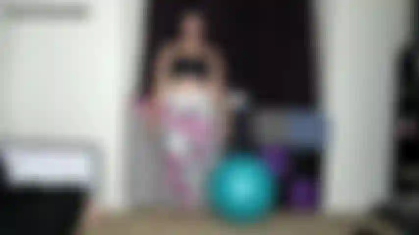 Bubble butt yoga ball bounce - ich bin bereit, in engen leggings, einem tanga und einem sport-bh zu trainieren. Ich sitze auf meinem neuen yogaball und er kommt mir zu klein vor für mein gewicht und meine große beute. Ich ziehe die hose aus, damit ich sie nicht zerreiße und hüpfe weiter darauf!