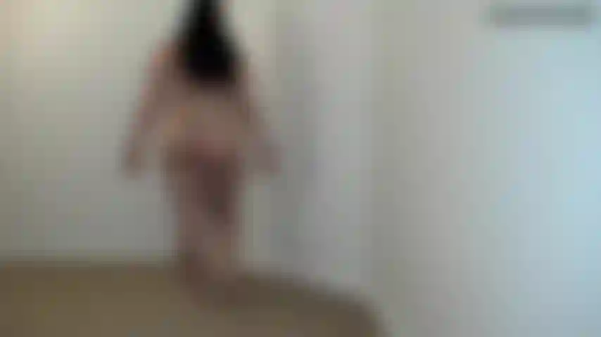 Gehe mit eingeöltem arsch und dirty talk – mit meinem glänzenden arsch gehe ich hin und her und wackele mit meinen großen wangen. Ich necke dich mit meinem dirty talk und ermutige dich zum streicheln. Warte, bis ich dir sage, dass du abspritzen sollst! Genieße einfach meinen arsch, der bei jedem schritt wackelt. Ganz nackt.