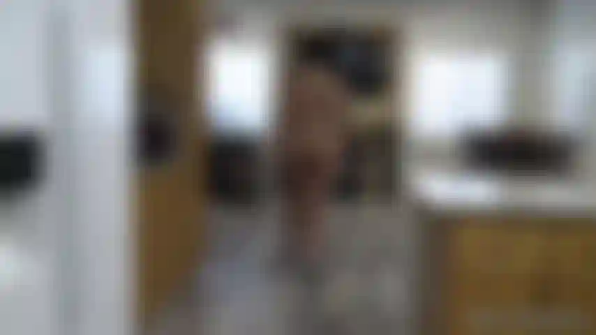 Gehe nackt und twerke – ich beginne in meinen absätzen und gehe hin und her. Dann ziehe ich sie aus und schwinge beim gehen weiter meine hüften. Ich bringe meinen körper noch mehr zum wackeln, indem ich in den hintern klatsche und twerke.