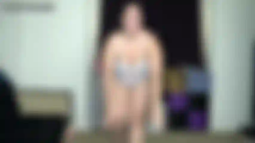 Knackarsch vs. Strandbälle – ich teste meine neuen strandbälle, indem ich meine große beute darauf sitze. Die letzten haben nicht gehalten, aber vielleicht knallen diese nicht. Sie dauern, aber beginnen langsam zu entleeren. Ich blase sie wieder hoch und lasse mein ganzes gewicht auf sie prallen.