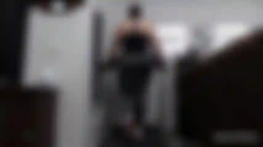 Verehre einen großen hintern auf dem laufband – schau mir zu, wie ich in leggings mit unterschiedlichem tempo laufe, dann ziehe ich sie herunter, um den tanga zu zeigen. Ich wechsle zu einer nahaufnahme meines rocks und mache dasselbe. Ich ziehe sogar den tanga herunter und spreize ihn, um am ende noch mehr zu necken!