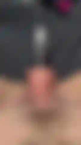 Sieh zu, wie meine maschine mich fickt.