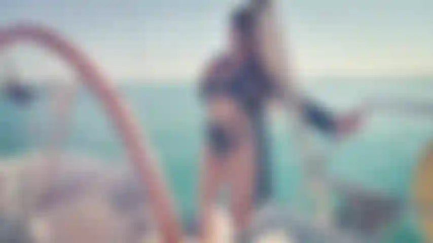 Die auf einer yacht neckt.