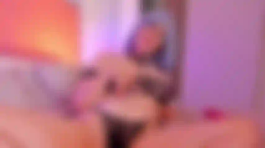 Spiele mit nassen muschis + hüpfendem arsch.