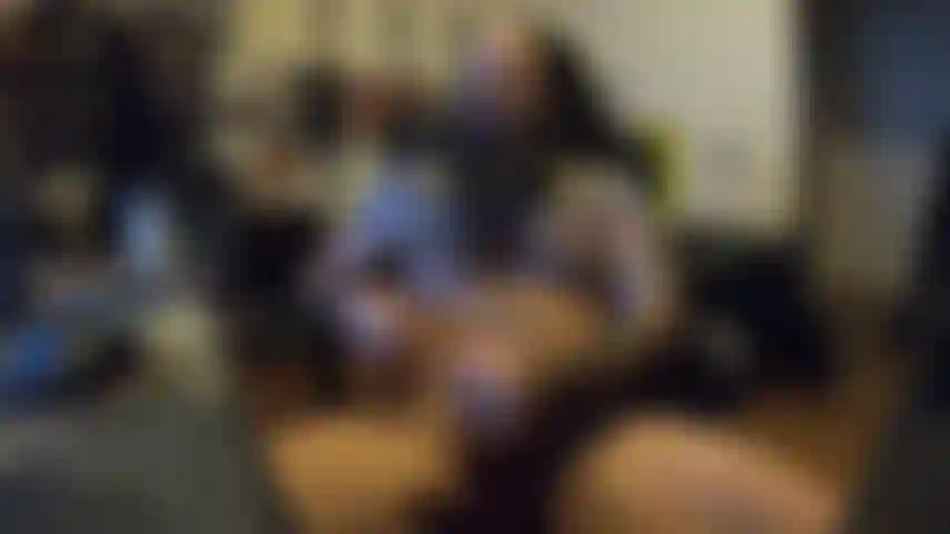 Eine große ladung in meinem stuhl streichelte.