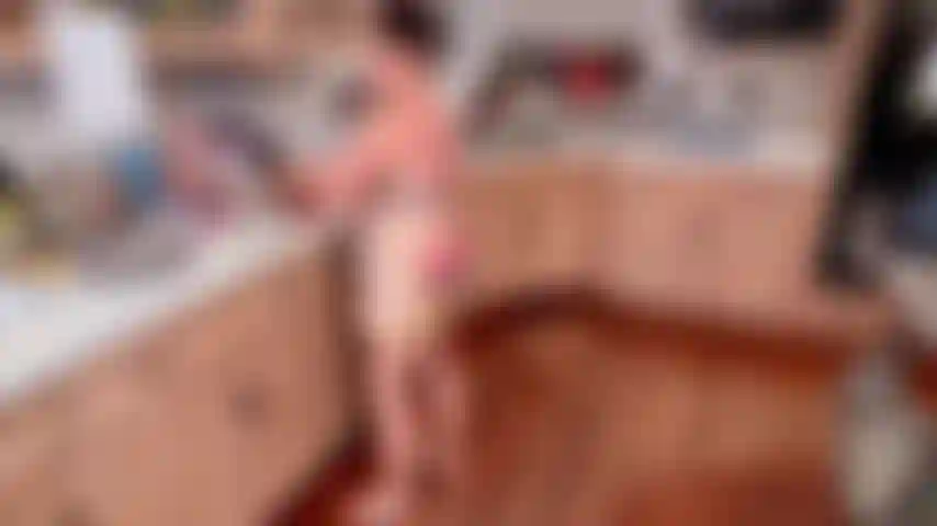 Küchenhitze – dessous und ein pfannenwender – mein wochenend-outfit schlechthin. Ich koche etwas köstliches und gebe dir dabei etwas zum anschauen. 11/18/2025--Nicht explizit, dessous, kochen, teasing, häuslich, lifestyle, verspielt, küche--.