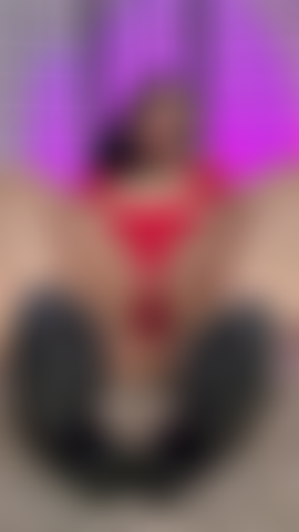 Deine zunge gehört unter meinen absatz, nicht in meine muschi. Dieses video ist eine lektion für dich: sieh zu, wie mein bikinikörper über dir aufragt, während ich deine sinnlose erregung degradiere. Du wirst darum betteln, geleckt zu werden, aber ich werde dich zurückweisen, erniedrigen und lecken lassen für miss gigi fox, die weiß, dass du unwürdig bist. # Füße #femdom #bbw #bikini #tease #heels #verweigerung #dirtyheels #ebony.