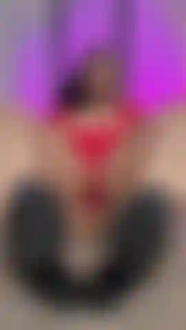 Deine zunge gehört unter meinen absatz, nicht in meine muschi. Dieses video ist eine lektion für dich: sieh zu, wie mein bikinikörper über dir aufragt, während ich deine sinnlose erregung degradiere. Du wirst darum betteln, geleckt zu werden, aber ich werde dich zurückweisen, erniedrigen und lecken lassen für miss gigi fox, die weiß, dass du unwürdig bist. # Füße #femdom #bbw #bikini #tease #heels #verweigerung #dirtyheels #ebony.