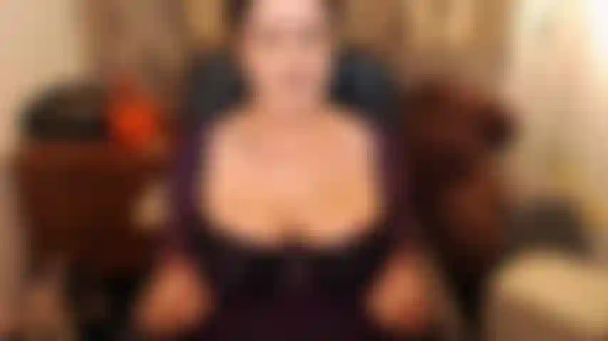 Ich liebe es, schwänze zu lutschen. Nein, nicht nur zu deinem vergnügen, sondern zu meinem. Schau mir oben ohne zu, genieße jeden zentimeter, jede sekunde. Schlampig, spucke, sabbere, lache über deinen ganzen schwanz, würge, lecke, schlürfe, schnüffele, stöhne, rülpse und lache dann wieder:))).