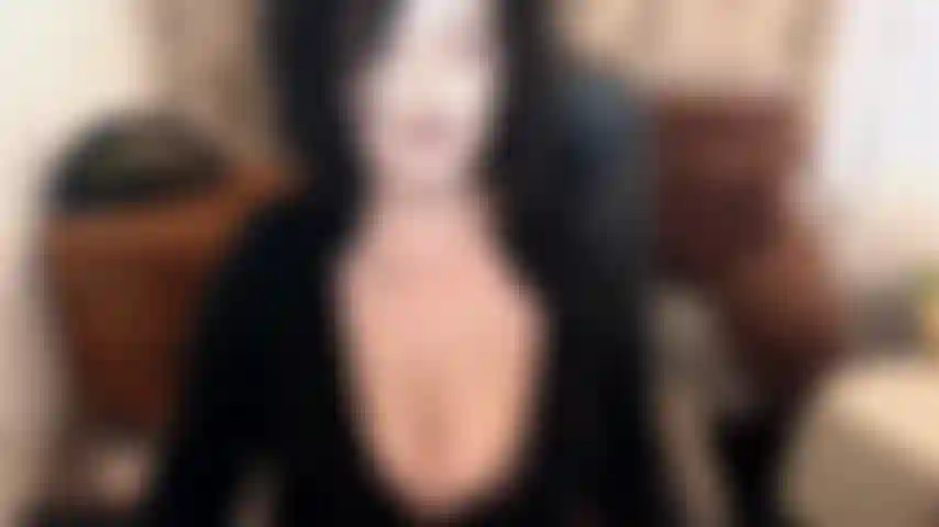 Wenn es etwas gibt, dem du bei mir vertrauen kannst, ist meine ehrlichkeit :) hast du fragen zu deiner schwanzgröße? Über dein aussehen? Fragst du dich, ob du scheiße bist? Frag mich alles, lol, wir werden jede menge oben-ohne-spaß haben. Ich bin so sexy, wenn ich über dich lache :).