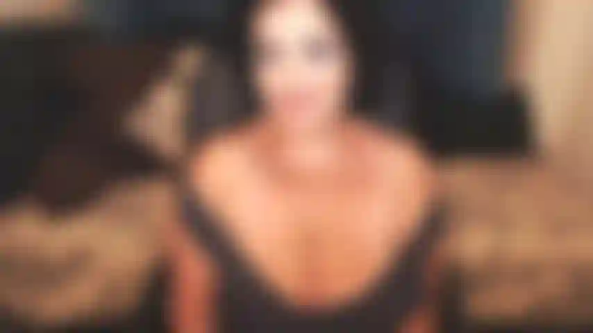 Toine, oder die sucht nach einem schönen dekolleté, die liebe zum höhepunkt und schließlich das abspritzen auf die schönen, reifen titten einer atemberaubenden, reifen göttin. Kinderleicht, lol.