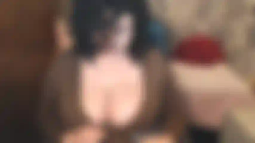 Stillen kann man genauso sexuell und sinnlich sein wie die penetration selbst. Leg deinen kopf auf meinen schoß, sei beruhigt und sauge an meiner schlaffen titte. Sauge an diesem großen nippel.