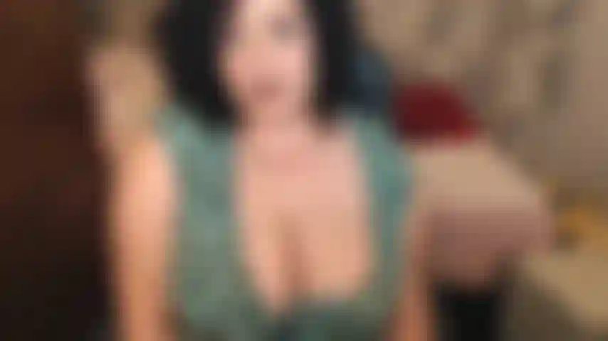 Lehrerin/schülerin rp. Ich habe dich dabei erwischt, wie du während meines unterrichts deinen bbc unter dem schreibtisch gestreichelt hast, und ich habe beschlossen, dich deswegen anzurufen und mir zu schnappen, was mir gehört. In mein büro, nach feierabend, verführen, saugen, tittenficken, ficken. Der cumshot ging an mein gesicht und meine titten.