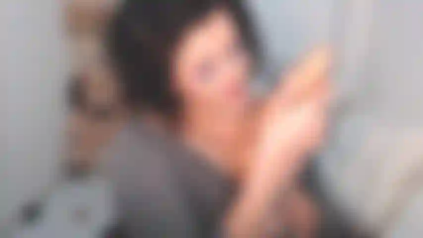 Eine langsame, sinnliche frau mit viel zungenspiel, dirty talk, engem und persönlichem blowjob.