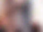 Mama ist schwanger. Trage einen netz-bodystocking, necke dich mit ihrem großen schwangeren bauch und ziehe mich dann aus und zeige ihren schwangeren körper :).