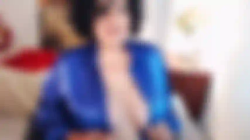 Satin spaß. Trage mein sättigendes, glänzendes, weiches shirt und bekomme langsam diese großen titten, harten nippel und breiten warzenhöfe heraus, damit du deine samen über mich blasen kannst :).