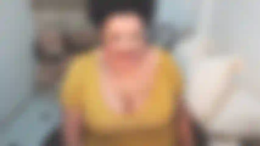 Für die liebhaber von creampies und zweiten wesen! Meine muschi war so nass, dass du die geräusche hören und die säfte auf meinen arsch tropfen sehen konntest. Leck mich und mach mich noch nasser, dann kannst du deinen schwanz in diesen riesigen creampie stecken und mit deinen samen beitragen :).