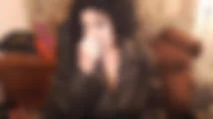 Leder. Hast du einen lederfetisch? Ich kann dir helfen. Ich habe und ich liebe meinen ledermantel, mein kleid, meine hosen, mein korsett, meinen rock und meine stiefel. Das ist eine kurze, oben ohne leder tragende tease :p.