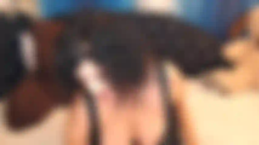 Jojo ist mein lieblings-cuckold, meine lieblingsschlampe und mein lieblingssklave. Er hat einen fetisch für diese göttin, wenn sie raucht. Solange ich rauche, wäre er hier, um zu dienen: die asche zu reinigen und meine sexy muschi, nachdem ich mit bbc-sperma gefüllt bin. Ich liebe meine boytoys :).